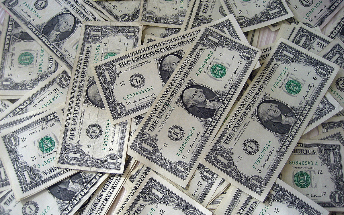 ドル紙幣の束、2011年10月26日