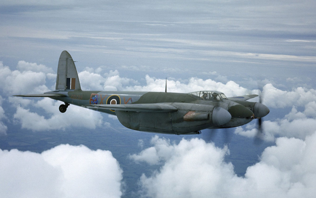 上空を飛行するモスキート IIF DD739/RX-X号機 (イギリス空軍第456飛行隊)、1943年6月撮影