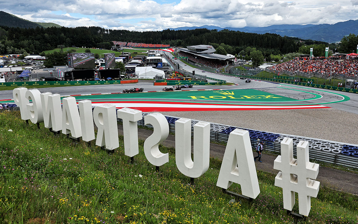 レッドブル・リンクのターン1脇に設置された「#AUSTRIANGP」モニュメント、2023年7月2日F1オーストリアGP決勝レースにて