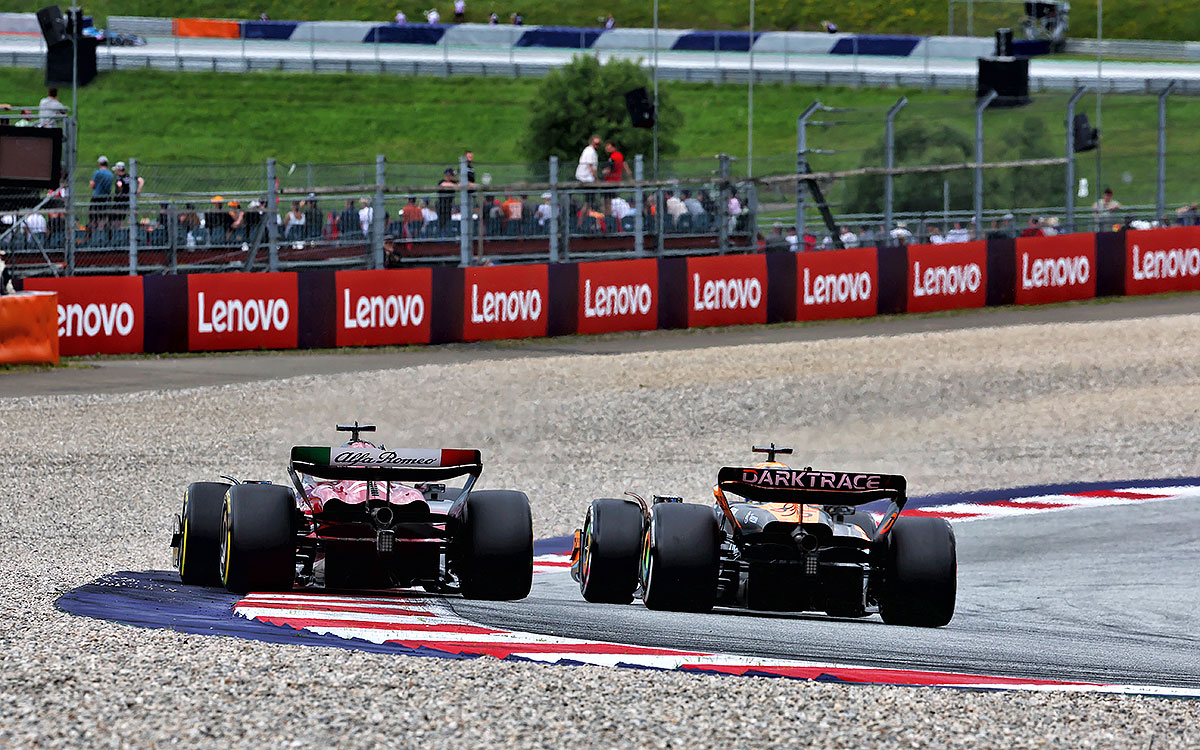順位を争うアルファロメオとマクラーレン、2023年7月2日F1オーストリアGP決勝レースにて