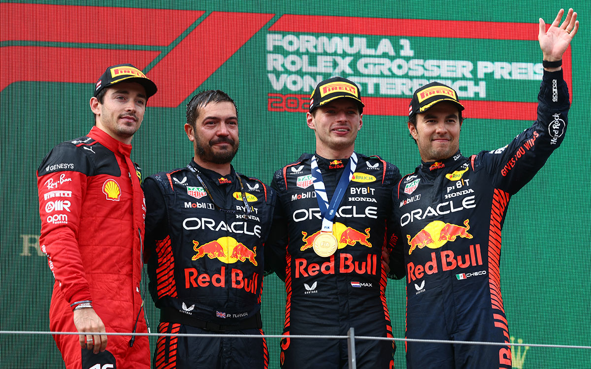 レッドブル・リンクの表彰台に立つシャルル・ルクレール（フェラーリ）、レッドブルのフィル・ターナー、優勝したマックス・フェルスタッペン、3位セルジオ・ペレス、2023年7月2日F1オーストリアGP決勝レース