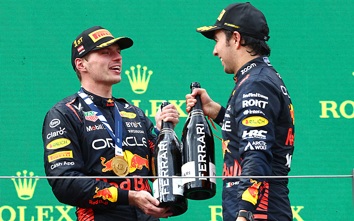 ポディウムでシャンパンを持つレッドブルのマックス・フェルスタッペンとセルジオ・ペレス-2023年F1オーストリアGP決勝
