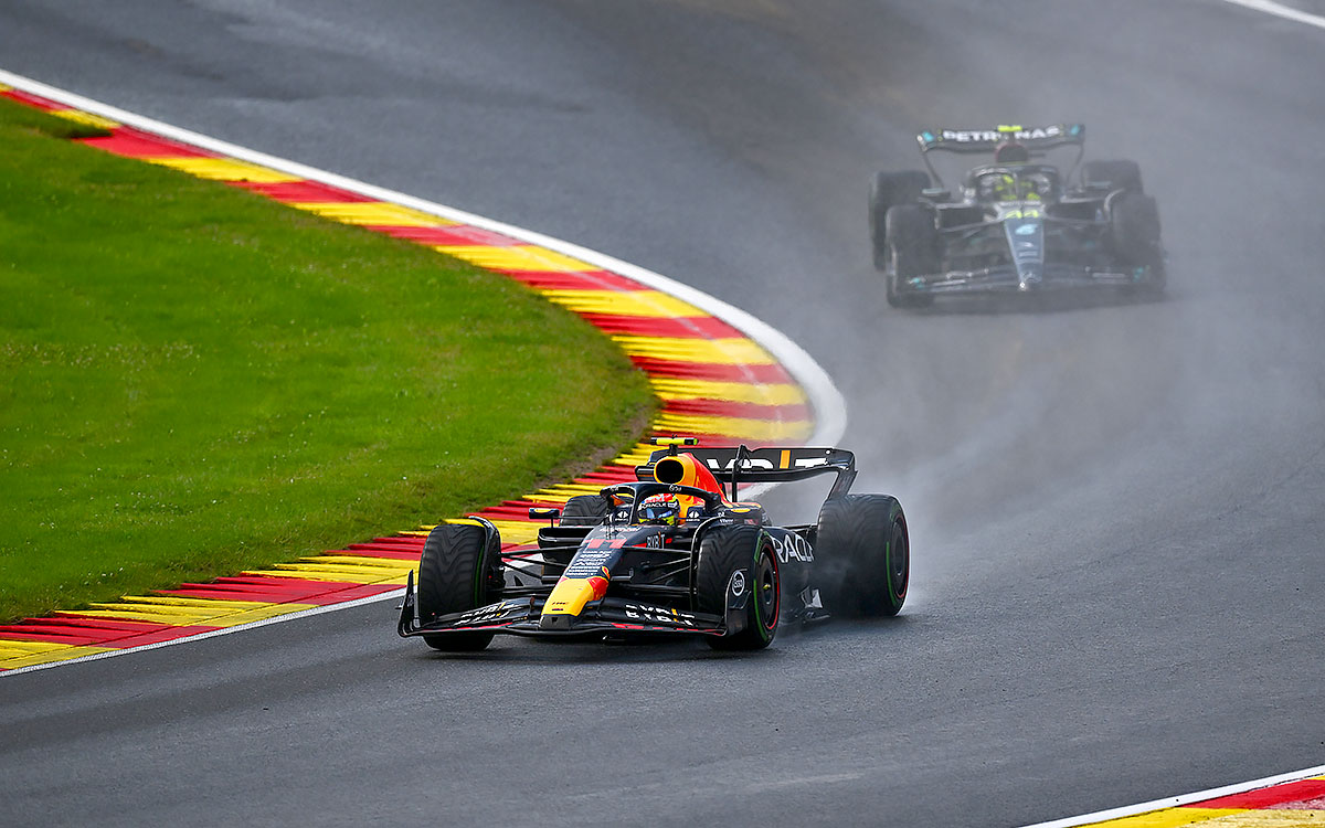 スプリントでルイス・ハミルトン（メルセデスAMGペトロナスF1チーム）をリードするセルジオ・ペレス（レッドブル）、2023年7月29日F1ベルギーGP（スパ・フランコルシャン）