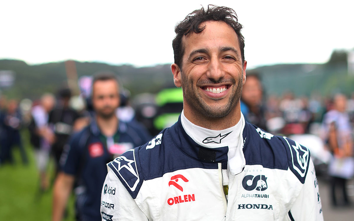 スプリント前のグリッド上で笑顔を見せるダニエル・リカルド（スクーデリア・アルファタウリ）、2023年7月29日（土） F1ベルギーGP（スパ・フランコルシャン）