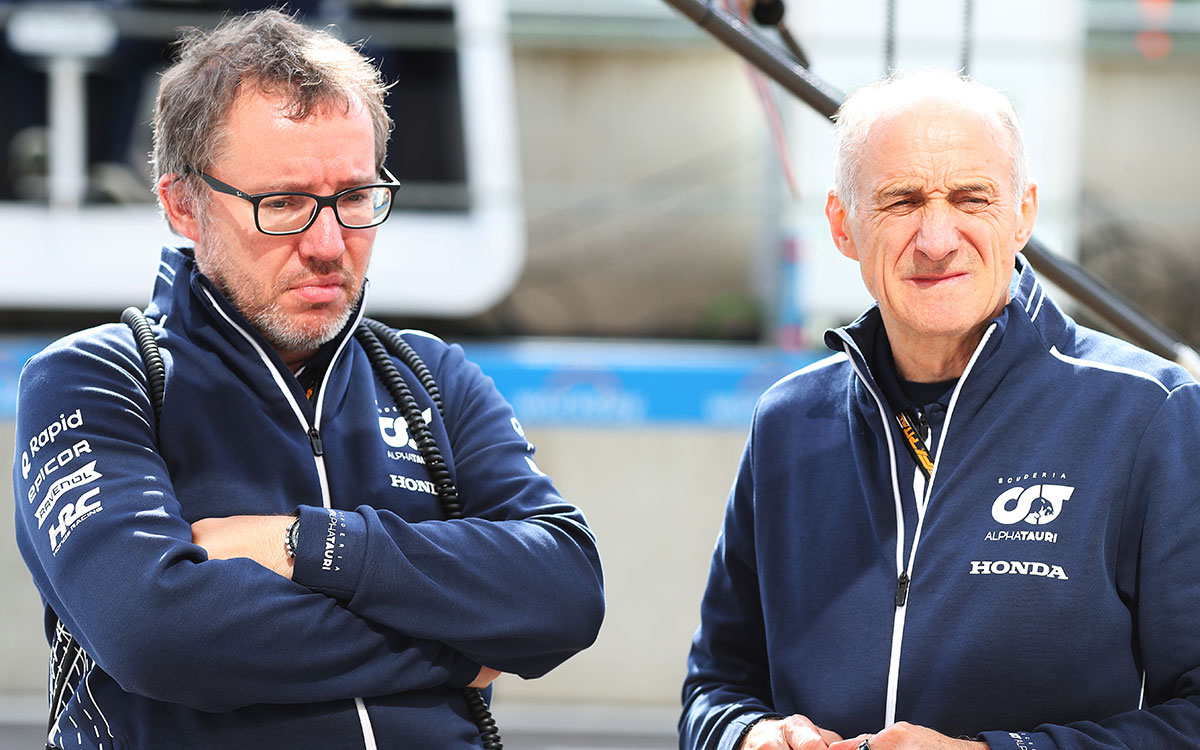 ピットレーンで話をするアルファタウリのジョディ・エギントン（技術ディレクター）とフランツ・トスト（チーム代表）、2023年7月29日（土）のF1ベルギーGPスプリントに先立ち