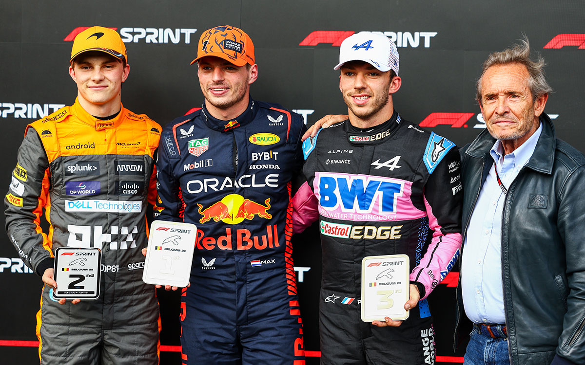 スパ・フランコルシャンで行われたスプリントで優勝したマックス・フェルスタッペン（レッドブル）、2位オスカー・ピアストリ（マクラーレン）、3位ピエール・ガスリー（アルピーヌF1）、ジャッキー・イクス、2023年7月29日（土） F1ベルギーGP