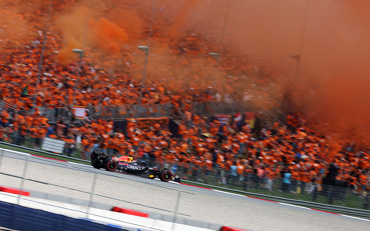母国オランダのファン、通称オレンジアーミーの前でウイニングランを披露するマックス・フェルスタッペン（レッドブル）、2023年7月2日F1オーストリアGP
