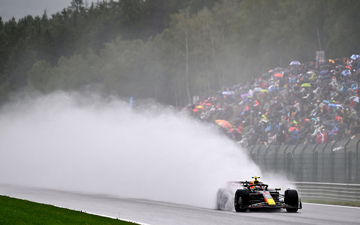 雨のスパ・フランコルシャンを走行するセルジオ・ペレス（レッドブル・レーシング）、2023年7月28日（金）F1ベルギーGP FP1