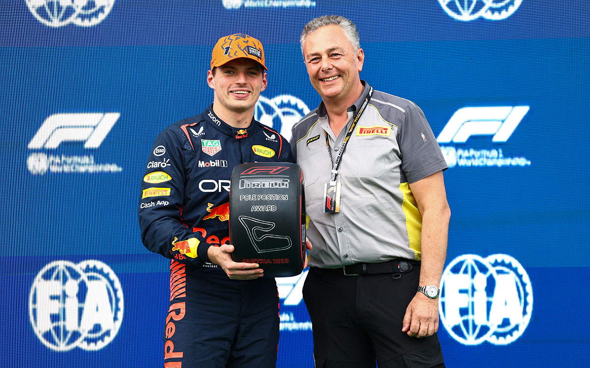 ピレリのモータースポーツ部門を率いるマリオ・イゾラからポールポジション賞を受け取るマックス・フェルスタッペン（レッドブル）、2023年6月30日F1オーストリアGP予選