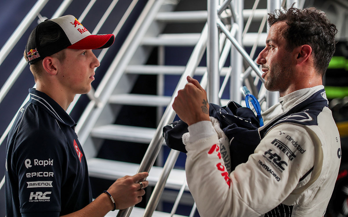 リザーブ・ドライバーのリアム・ローソンと話をするアルファタウリのダニエル・リカルド、2023年7月21日F1ハンガリーGP