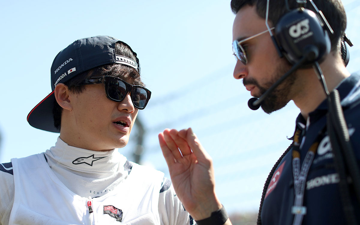 スタート前のグリッドでレースエンジニアのマッティア・スピーニと話をする角田裕毅（スクーデリア・アルファタウリ）、2023年7月23日（日）F1ハンガリーGP（ハンガロリンク）