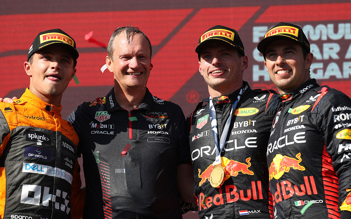 ハンガロリンクの表彰台に立つ2位のランド・ノリス（マクラーレン）、レッドブルの車両エンジニアリング責任者ポール・モナハン、優勝者のマックス・フェルスタッペン（レッドブル）、3位のセルジオ・ペレス（レッドブル）、2023年7月23日(日) F1ハンガリーGP決勝レース