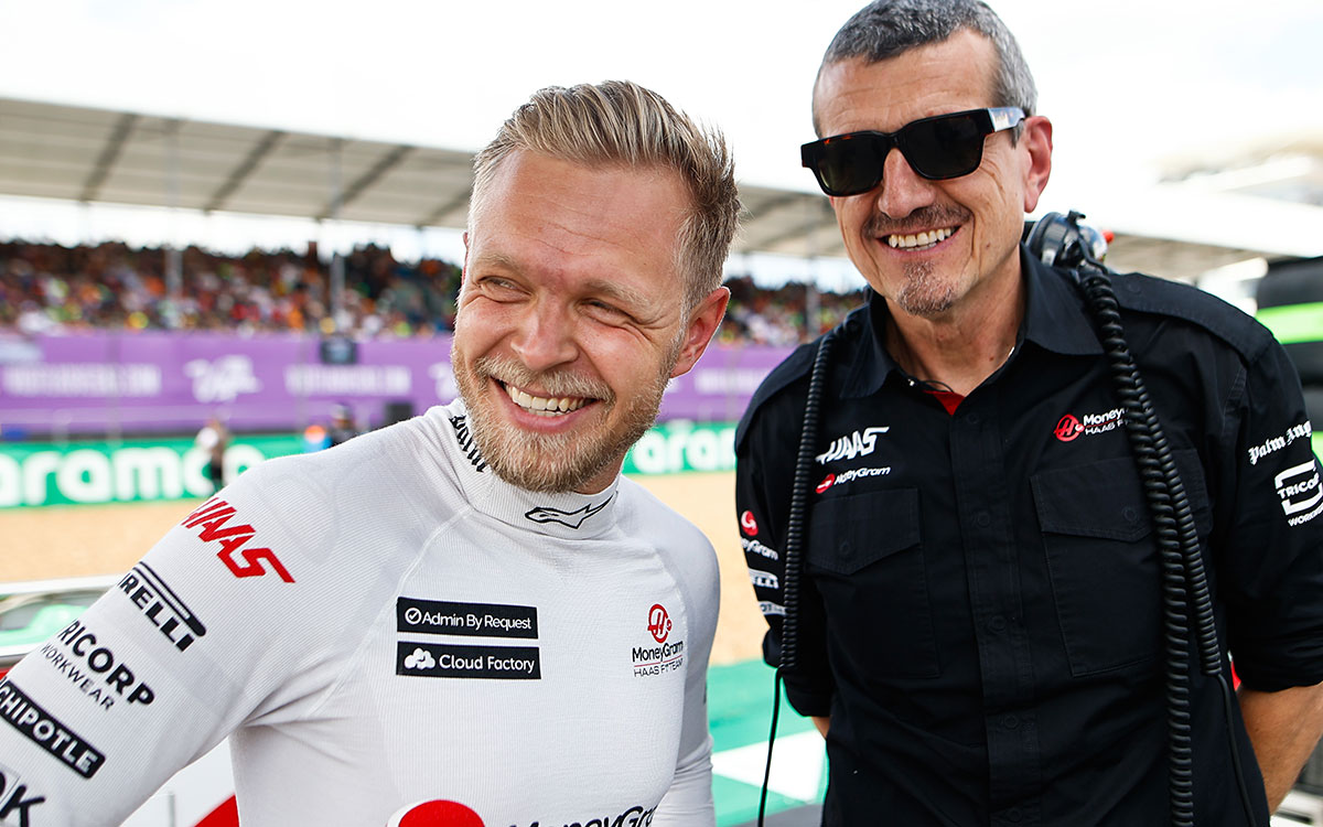 ハースF1チームのケビン・マグヌッセンとギュンター・シュタイナー代表、2023年7月9日F1イギリスGP決勝レース前のグリッドにて