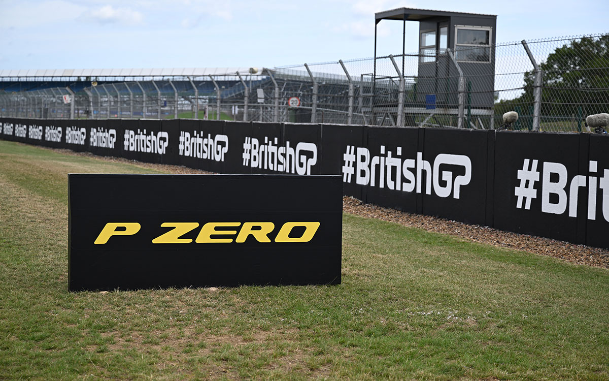 シルバーストン・サーキットに設置された「#BritishGP」とピレリの「P ZERO」ブランドの広告、2023年7月6日F1イギリスGP