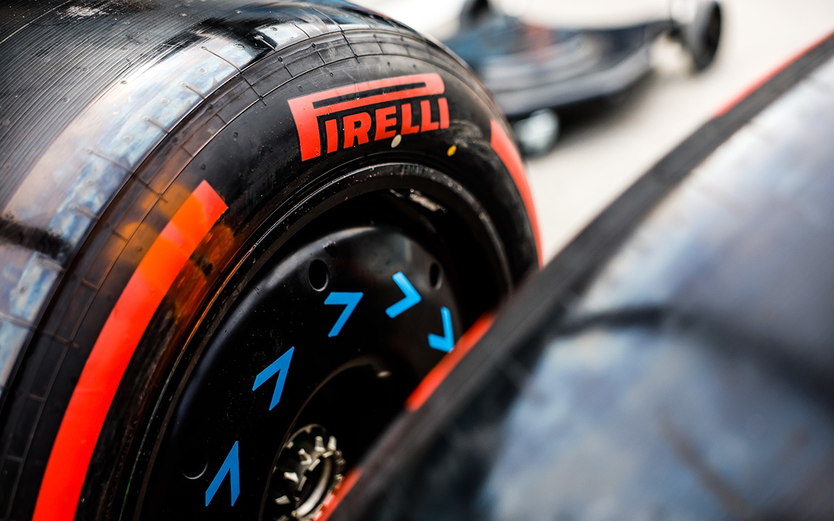 赤色のペイントが施されたピレリのソフトタイヤ、2023年6月15日F1カナダGPにて