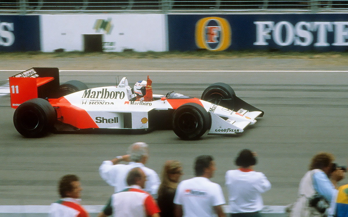 1988年のマクラーレン・ホンダMP4/4をドライブするアラン・プロスト