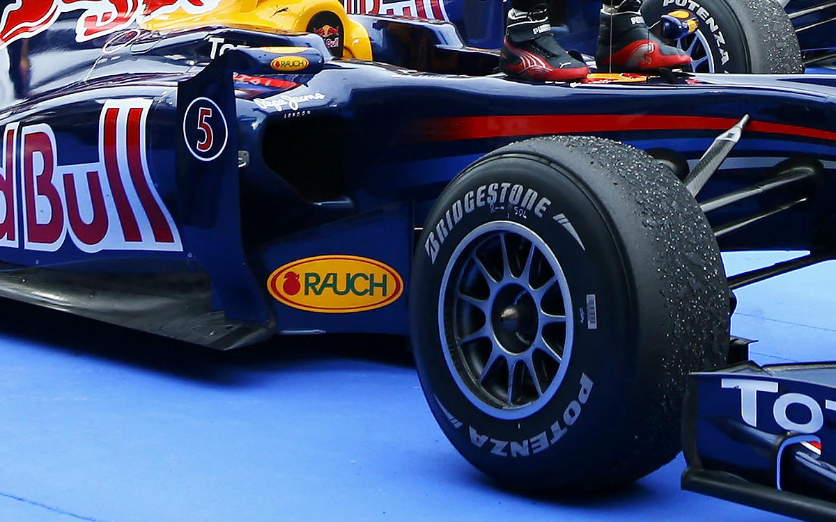 レッドブルRB6に装着されたブリヂストン製F1タイヤ、2010年4月4日F1マレーシアGPのレース後パルクフェルメにて