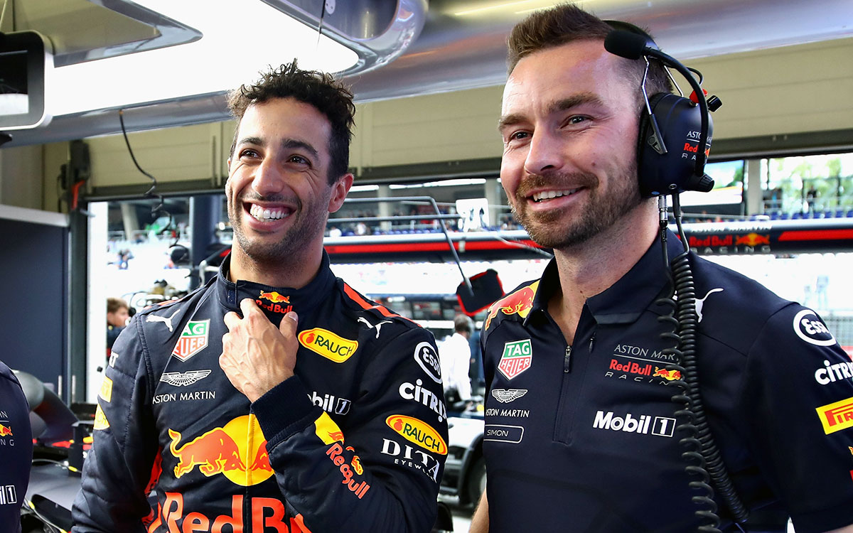レッドブルのガレージ内で笑顔を見せるダニエル・リカルドとレースエンジニアのサイモン・レニー、2018年6月29日F1オーストリアGPのフリー走行にて