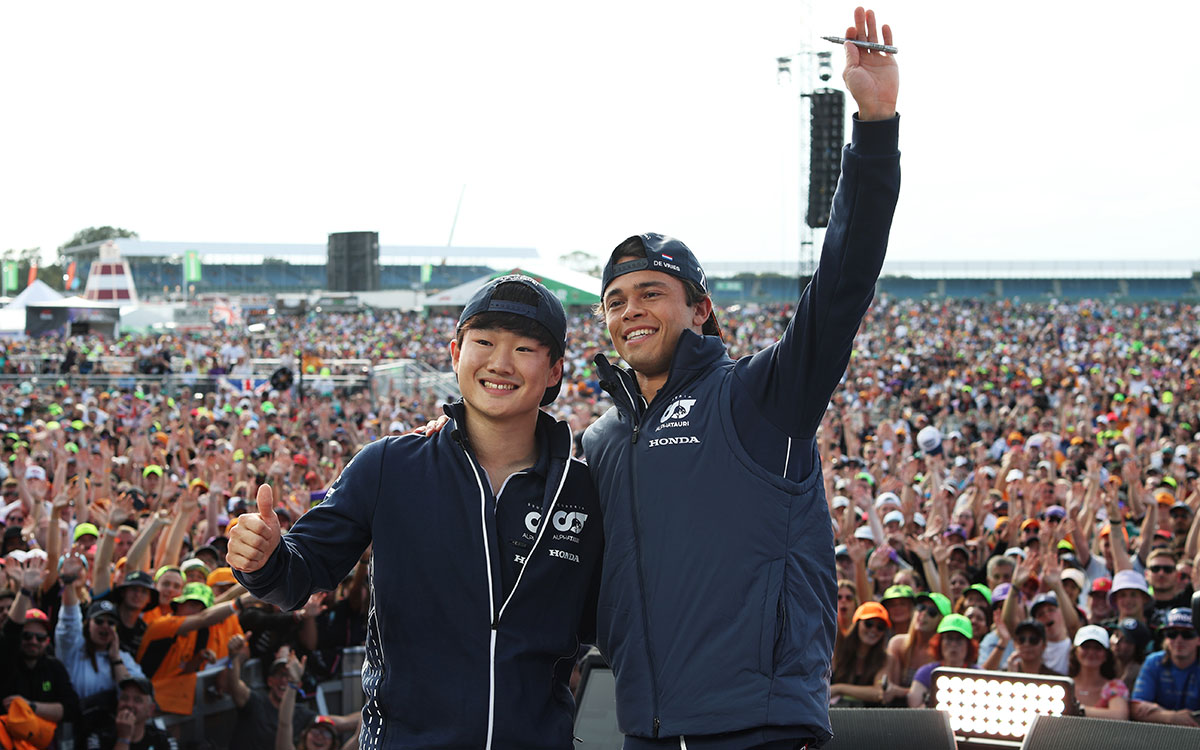 シルバーストン・サーキットで行われたファンステージで肩を並べるアルファタウリの角田裕毅とニック・デ・フリース、2023年7月8日F1イギリスGP