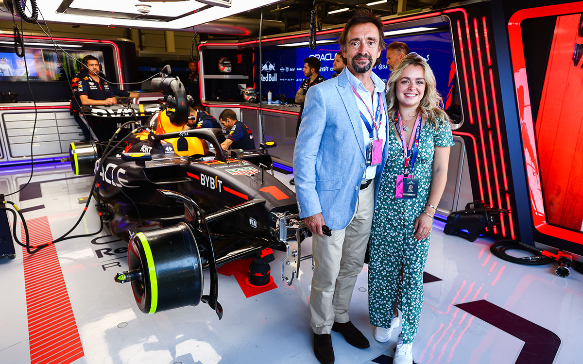 F1イギリスGPの決勝レースを前にレッドブル・レーシングのガレージを訪れたリチャード・ハモンドと娘のイザベラ・ハモンド、2023年7月9日シルバーストン・サーキットにて