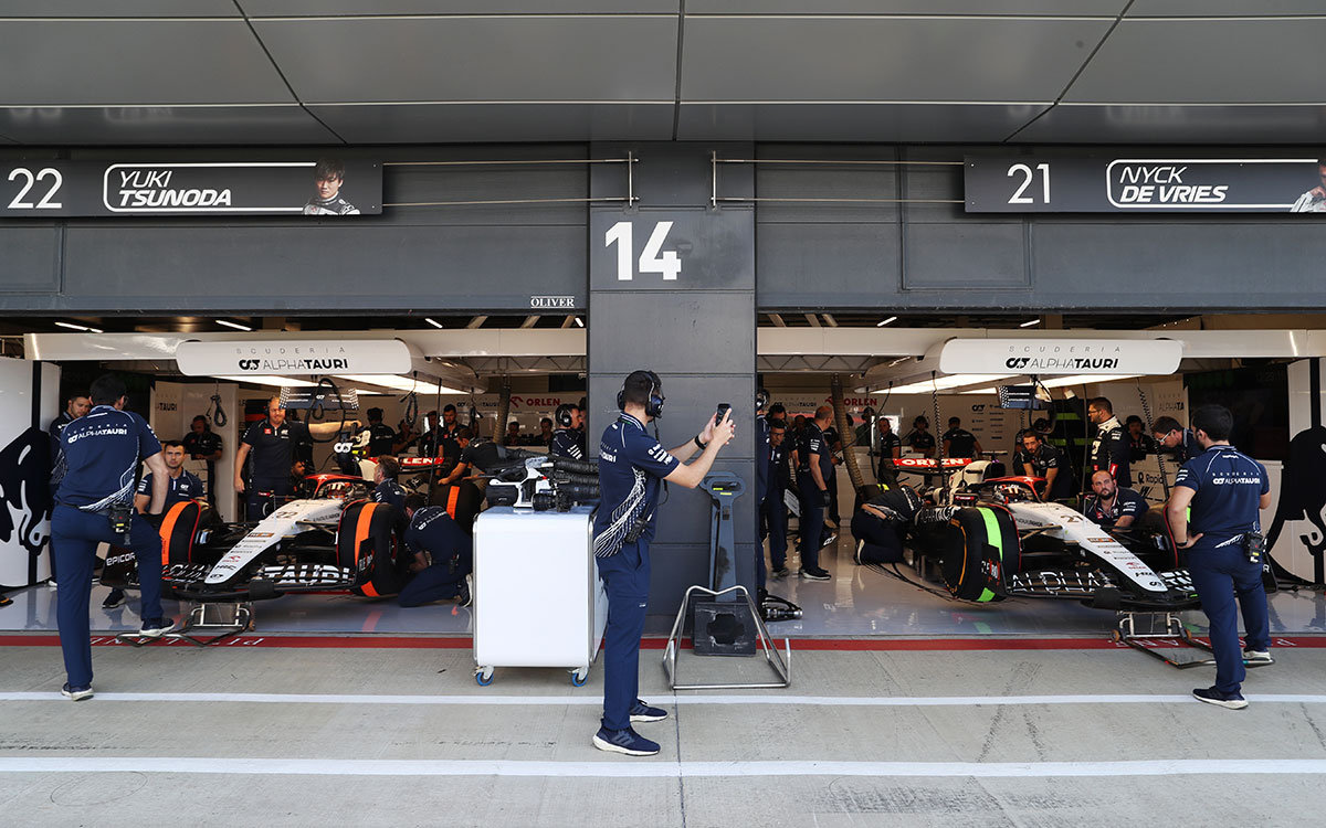アルファタウリの角田裕毅とニック・デ・フリースのガレージ、2023年7月7日F1イギリスGP FP1