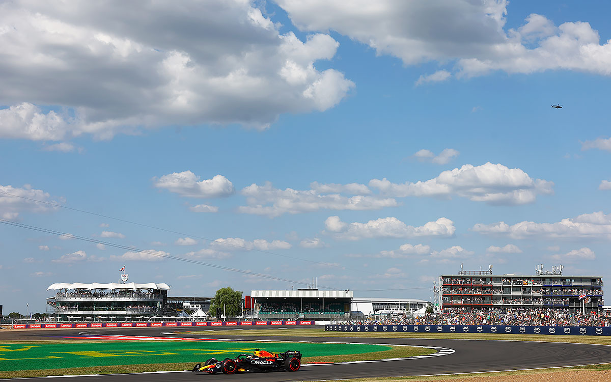 シルバーストン・サーキットを周回するマックス・フェルスタッペン（レッドブル）、2023年7月7日F1イギリスGP FP2