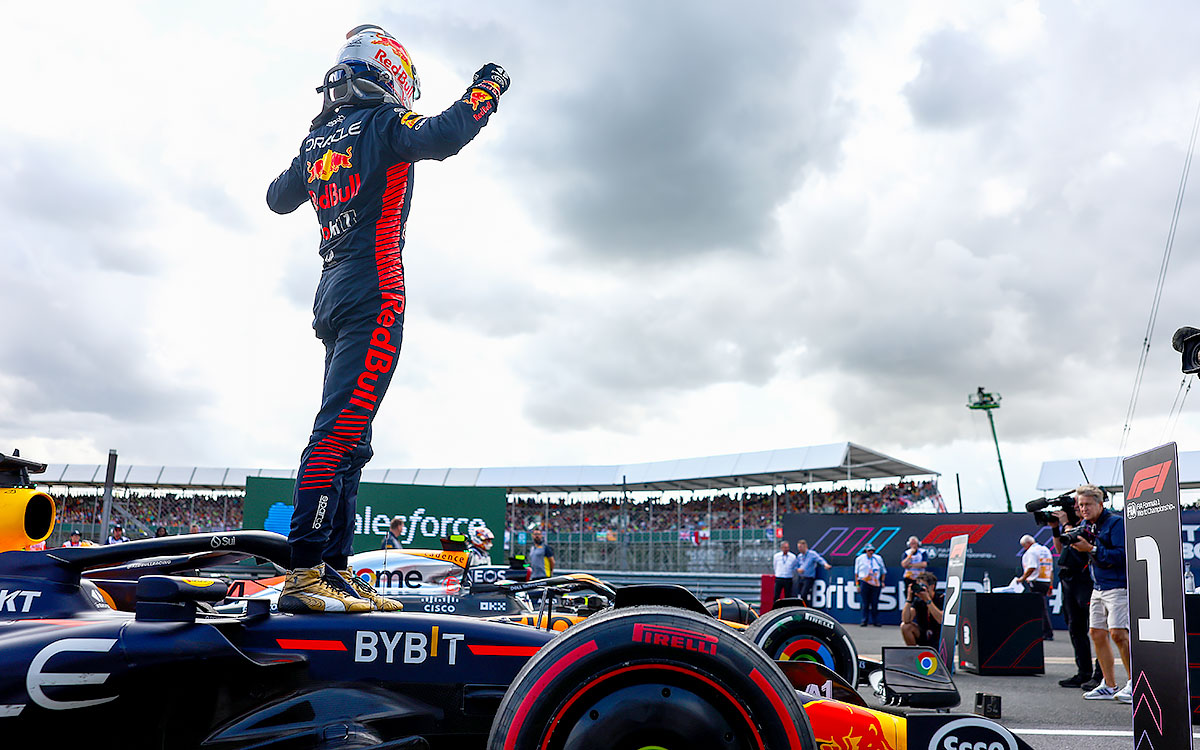 ポール・トゥ・ウインを飾りガッツポーズを取るマックス・フェルスタッペン（レッドブル）、2023年7月9日F1イギリスGP決勝レース