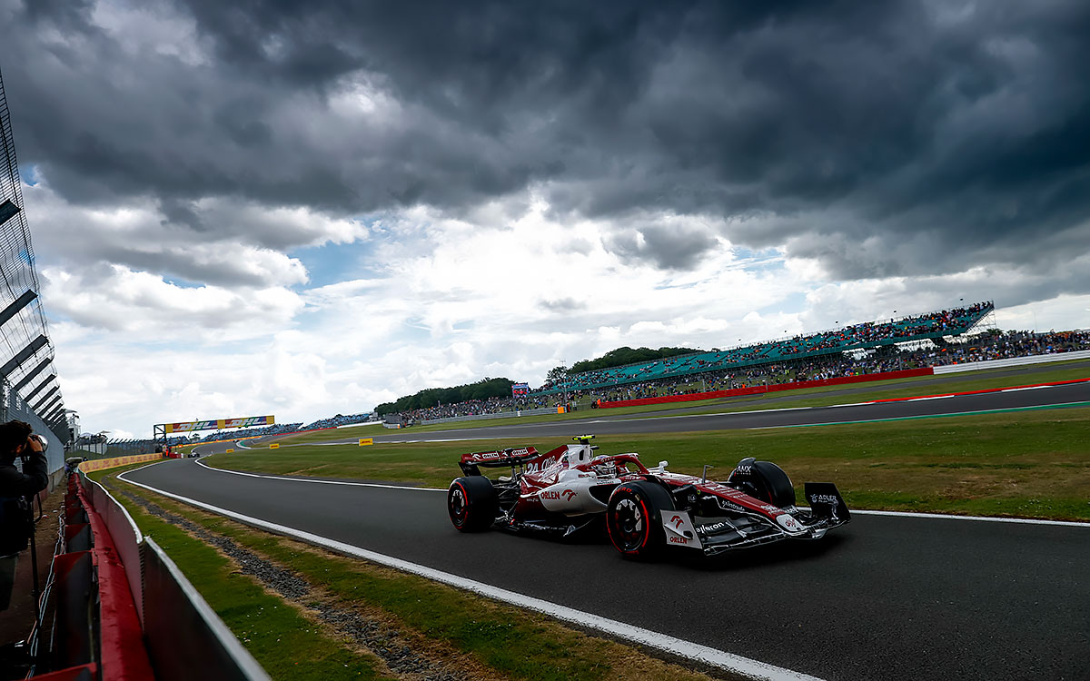 厚い雲に覆われたシルバーストン・サーキットを周回する周冠宇（アルファロメオ）、2022年F1イギリスGP