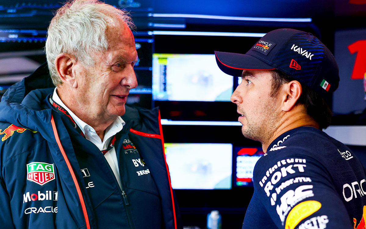 レッドブルのガレージ内でチームコンサルタント、ヘルムート・マルコと話すセルジオ・ペレス、2023年8月26日(土) F1オランダGP 予選前（ザントフォールト・サーキット）