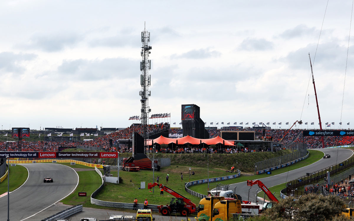 ザントフォールト・サーキットを周回するシャルル・ルクレール（フェラーリ）とバルテリ・ボッタス（アルファロメオ）、2023年8月25日（金）F1オランダGP