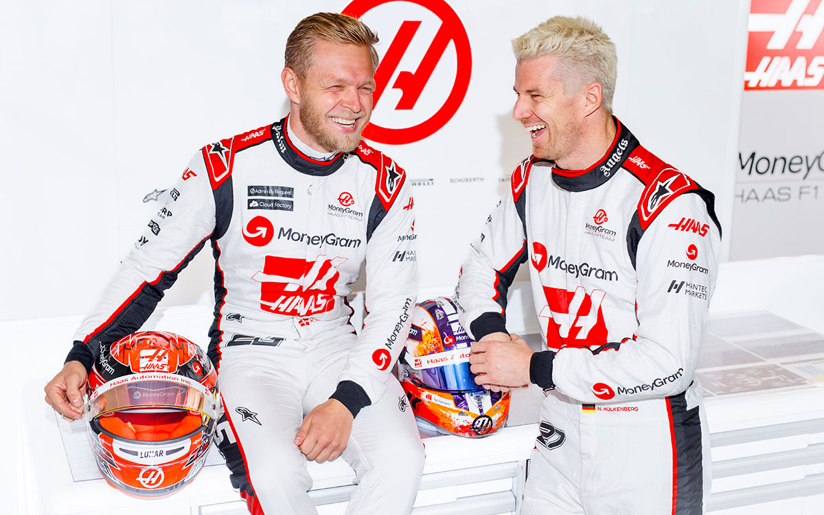 笑顔のケビン・マグヌッセンとニコ・ヒュルケンベルグ（共にハースF1チーム）