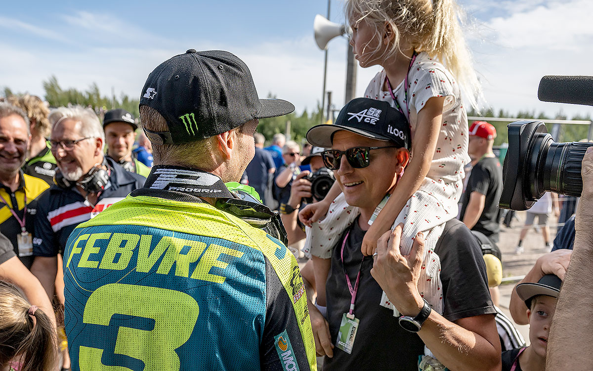 ロマン・フェーブルと話をするカワサキ・レーシング・チームMXGPのチーム代表を務めるキミ・ライコネン、2023年8月20日フィンランド