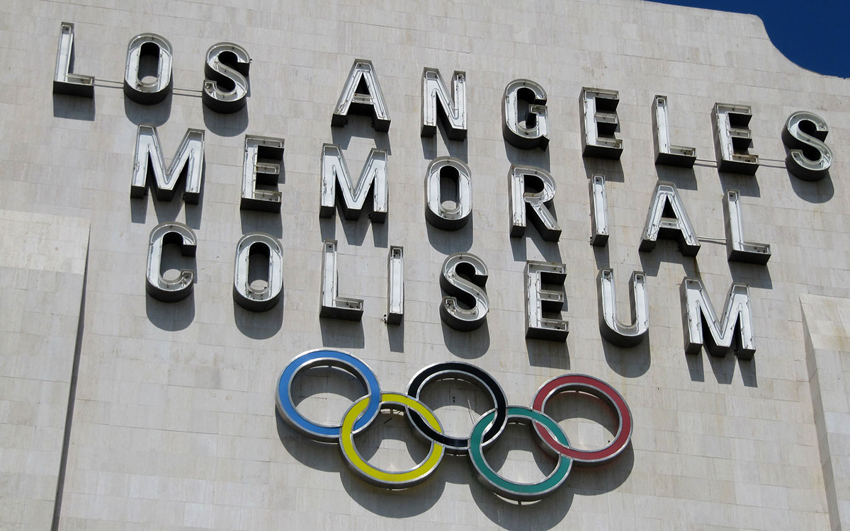 ロサンゼルス・メモリアル・コロシアムに掲げられたオリンピックのロゴ、2011年7月8日