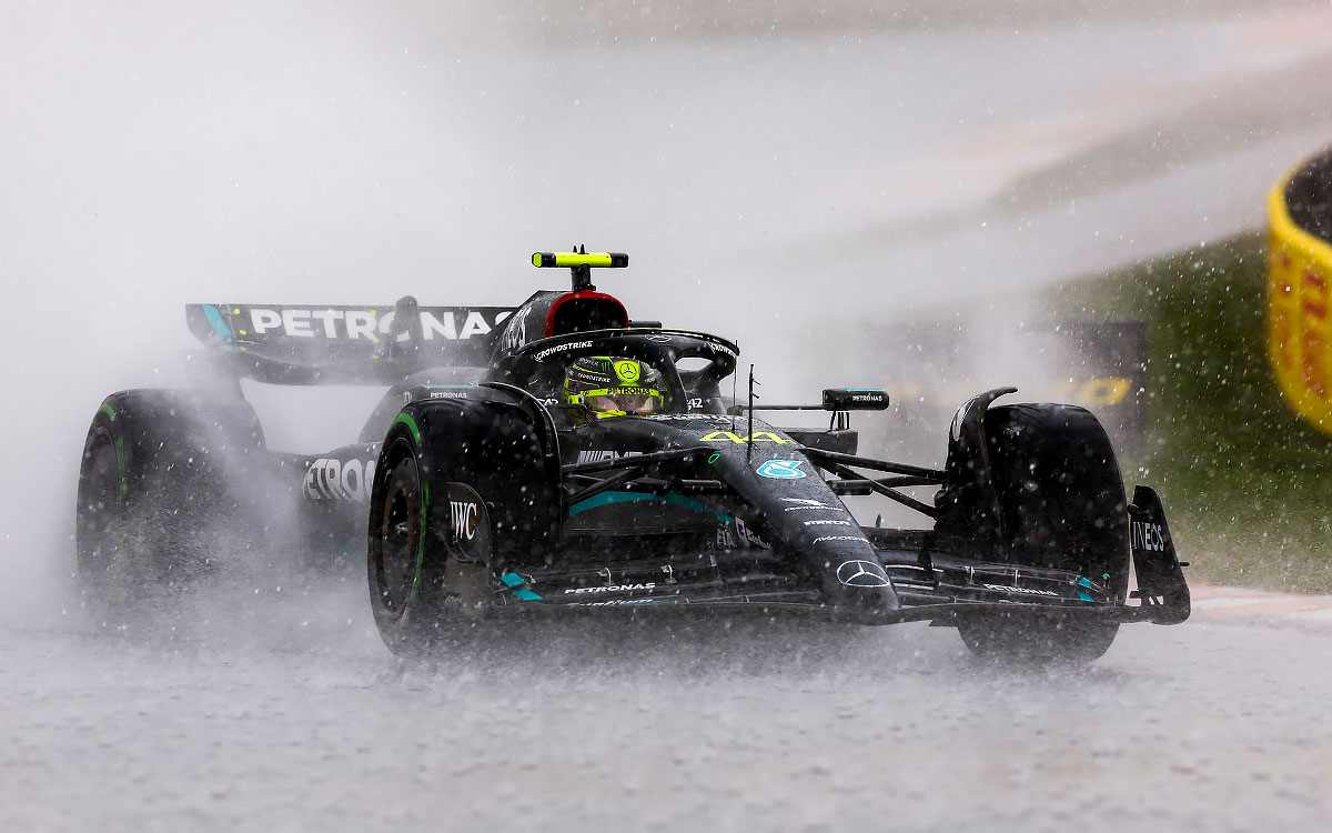豪雨に見舞われるザントフォールト・サーキットを周回するルイス・ハミルトン（メルセデス）、2023年8月27日F1オランダGP決勝レース