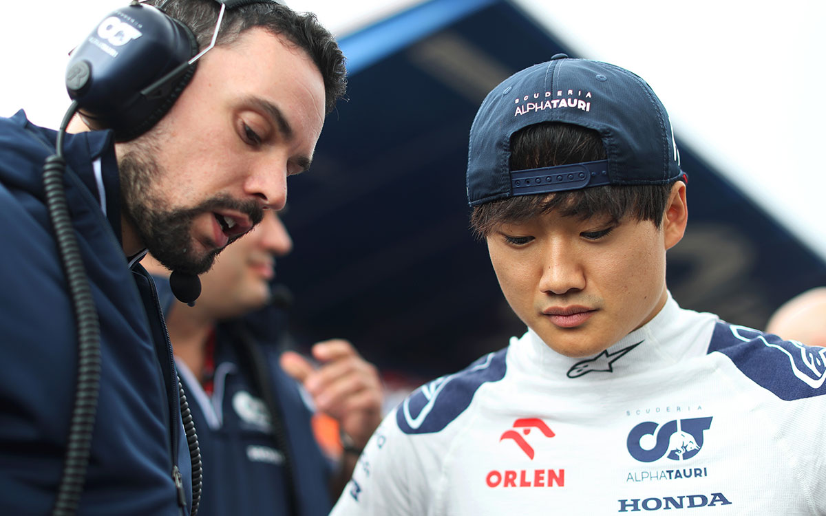レース前のグリッド上でレースエンジニアのマッティア・スピーニと話をする角田裕毅（スクーデリア・アルファタウリ）、2023年8月27日（土）F1オランダGP（ザントフォールト・サーキット）