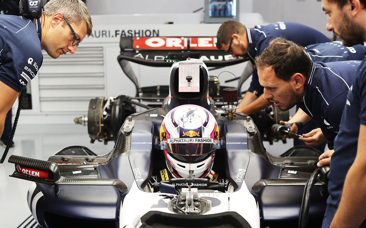 セッションに向けてガレージ内でアルファタウリAT04に乗り込むリアム・ローソン、2023年8月26日F1オランダGP FP3