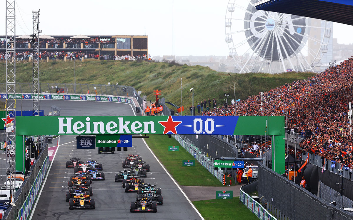 スタート直後のメインストレート、2023年8月27日F1オランダGP決勝レース（ザントフォールト・サーキット）