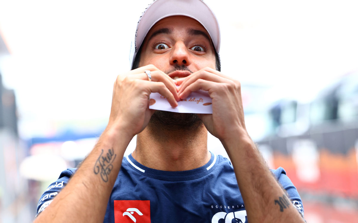 カメラにおどけた表情を向けるダニエル・リカルド（スクーデリア・アルファタウリ）、2023年8月24日（木）F1オランダGP（ザントフォールト・サーキット）