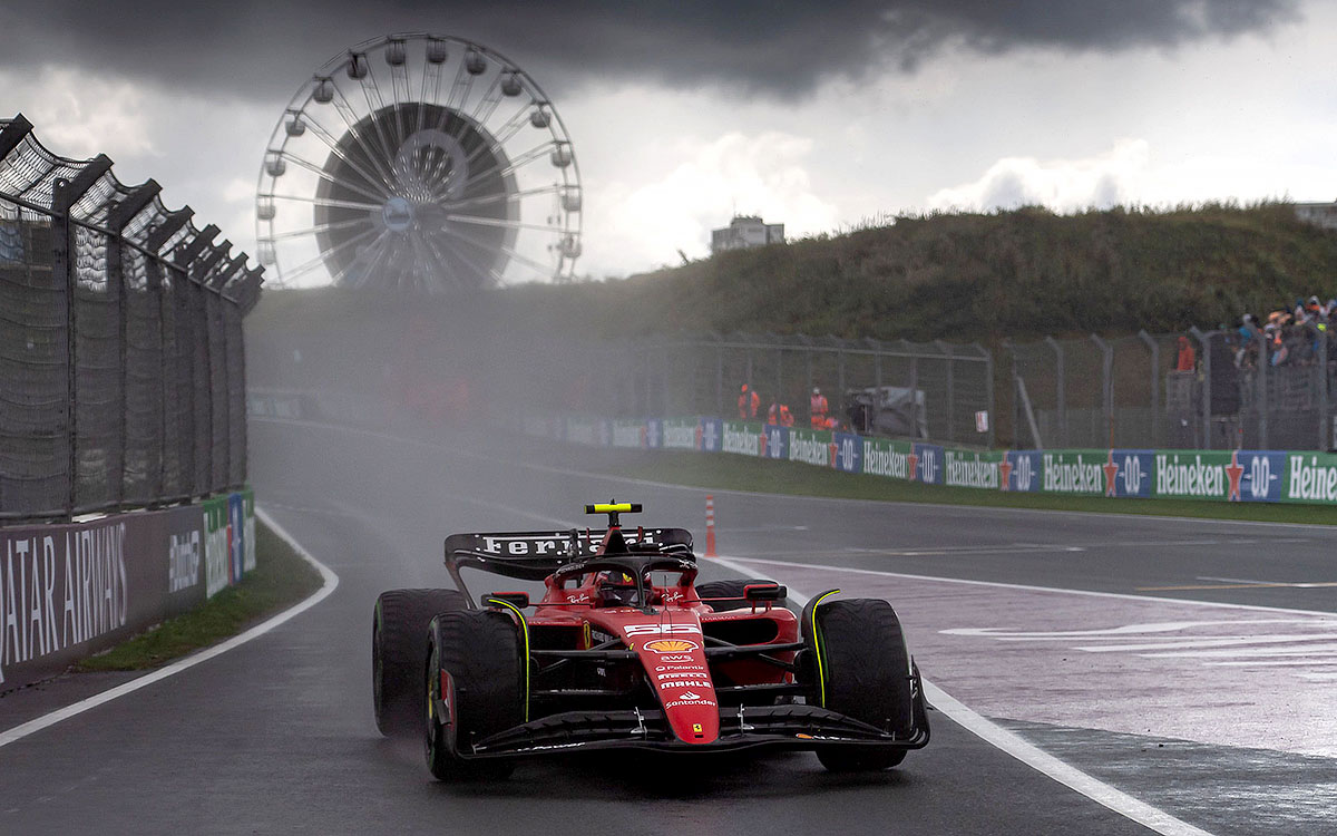 ピットレーンに進入するカルロス・サインツ（フェラーリ）、2023年8月26日F1オランダGP