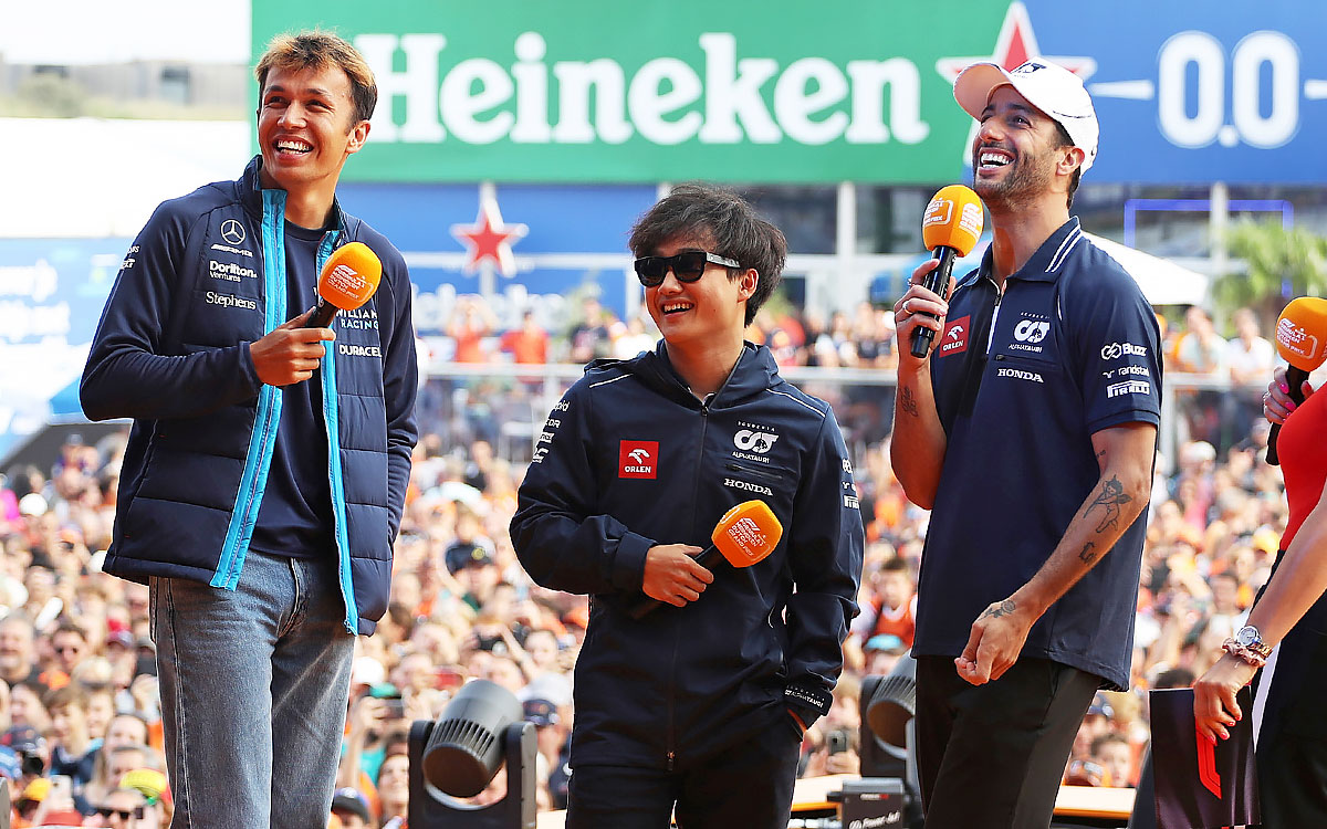 ファンステージで観客の前に立つアレックス・アルボン（ウィリアムズ）とスクーデリア・アルファタウリの角田裕毅とダニエル・リカルド、2023年8月25日(金) F1オランダGP