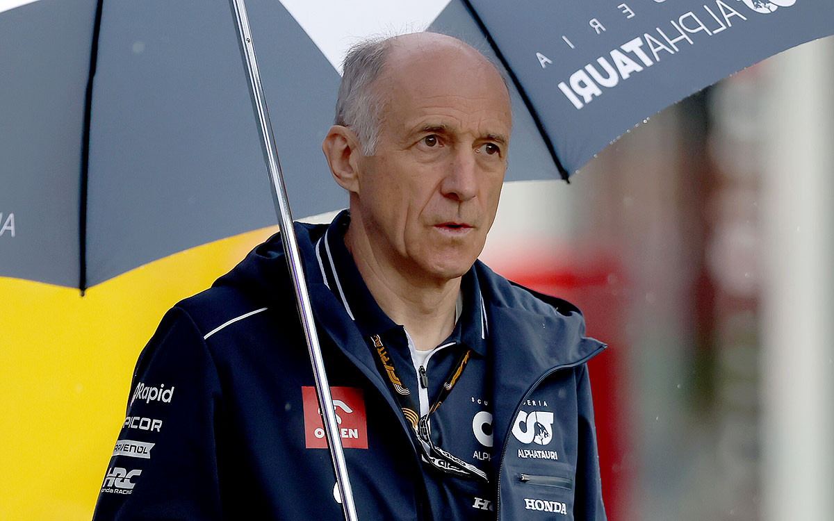 雨傘を差してザントフォールト・サーキットのパドックを歩くフランツ・トスト代表（スクーデリア・アルファタウリチーム代表）、23年8月24日（木）F1オランダGP