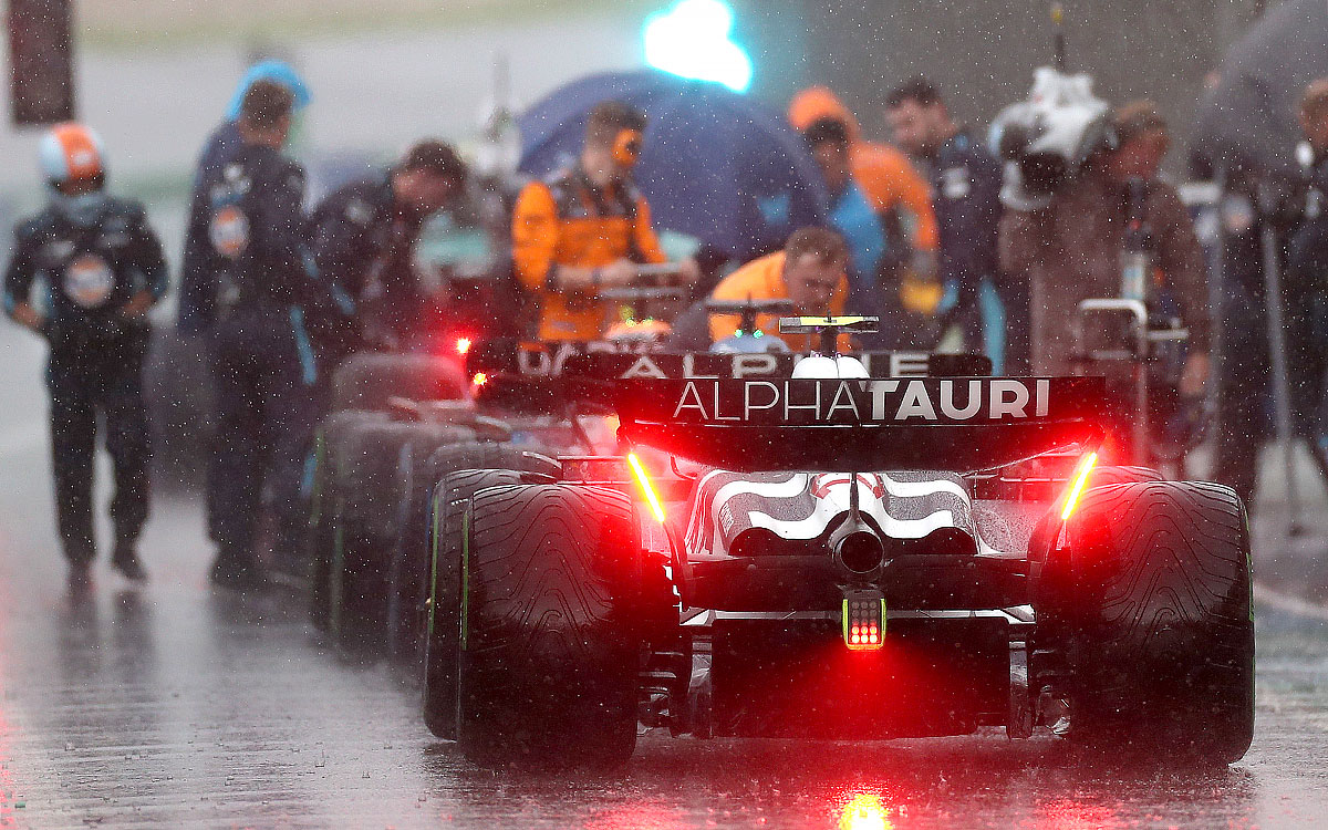 雨のピットレーンにクルマを停めた角田裕毅のアルファタウリ22号車のリア、2023年8月27日F1オランダGP決勝レース