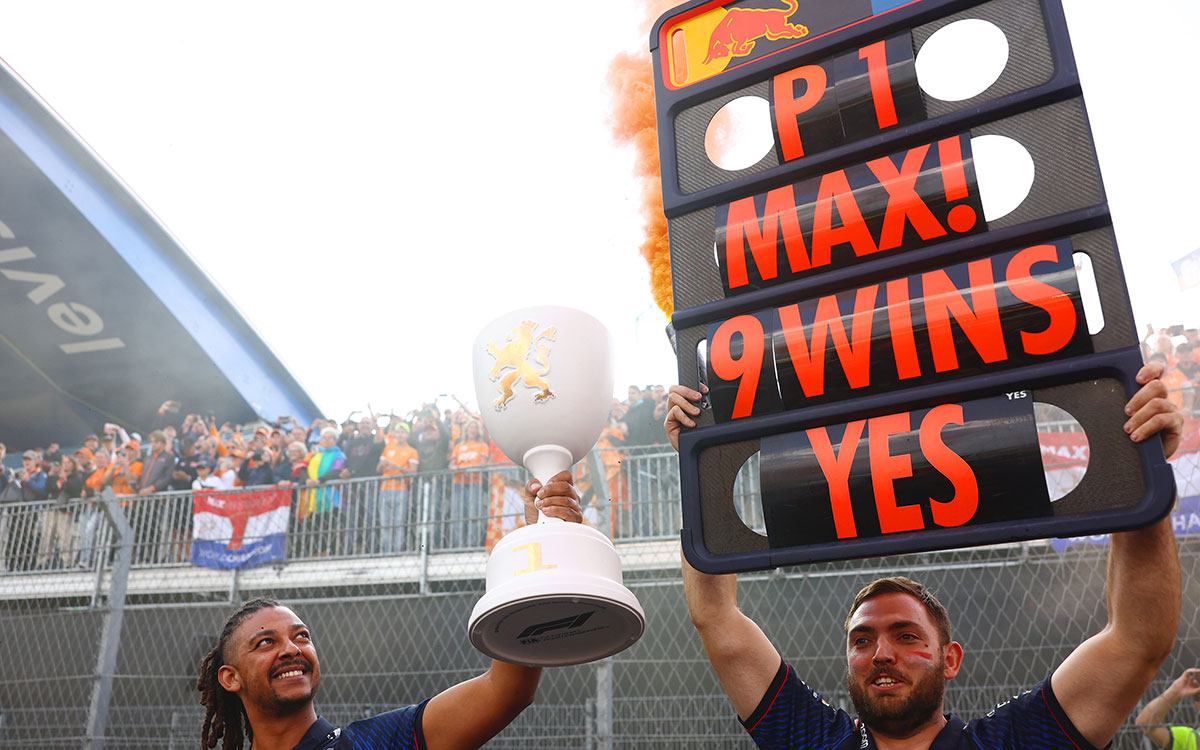 2013年にセバスチャン・ベッテルが打ち立てた史上最多9連勝記録に並んだマックス・フェルスタッペンを祝福するレッドブルのクルーとそれを表したピットボード、2023年8月27日(日) F1オランダGP（ザントフォールト・サーキット）