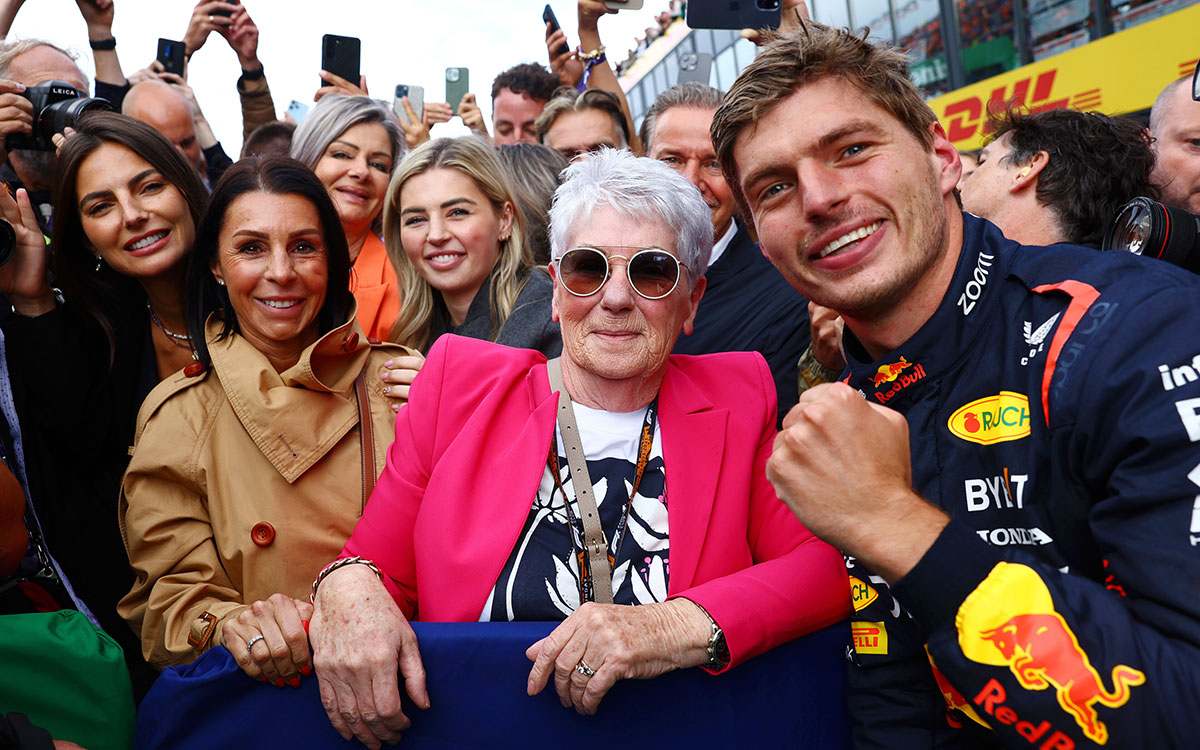 優勝後のパルクフェルメで恋人のケリー・ピケ、母ソフィー・クンペン、祖母と一緒に写真を撮るマックス・フェルスタッペン（レッドブル・レーシング）、2023年8月27日(日) F1オランダGP（ザントフォールト・サーキット）