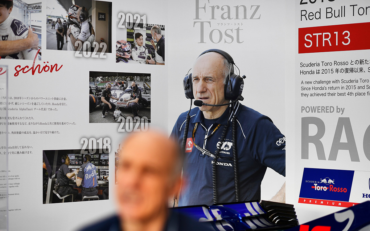 ホンダが用意した自らのキャリアと感謝を綴るインスタレーションを背景に鈴鹿サーキットのパドックで報道陣に対応するフランツ・トスト（スクーデリア・アルファタウリチーム代表）、2023年9月21日(木) F1日本GP
