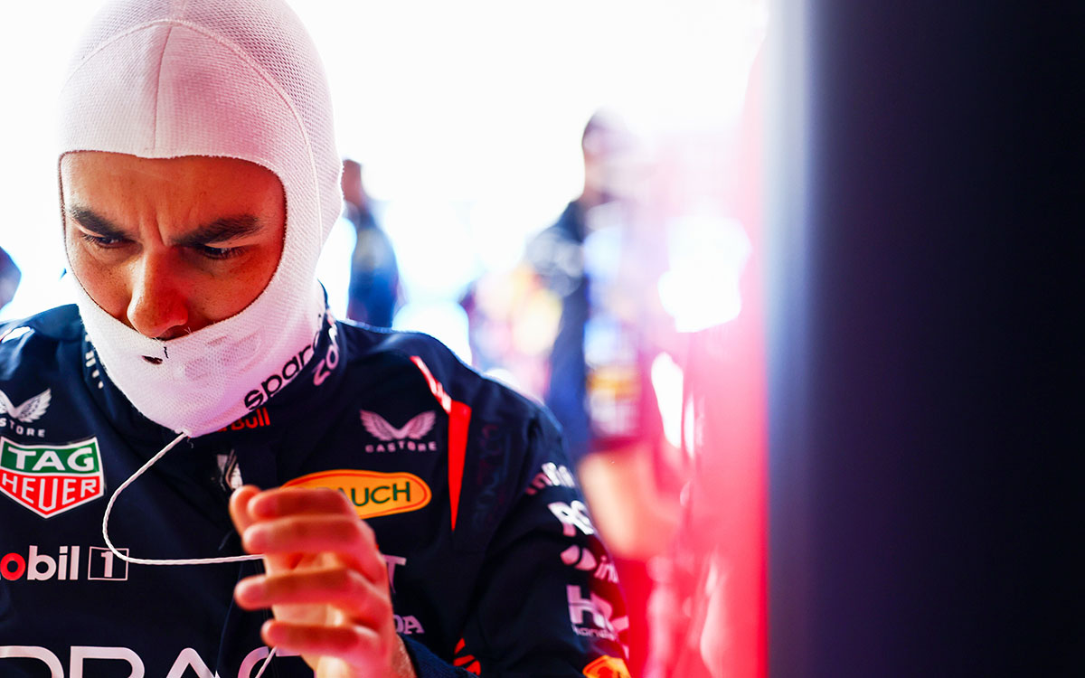 ガレージ内でドライブの準備をするセルジオ・ペレス（レッドブル・レーシング）、2023年9月24日(日) F1日本GP（鈴鹿サーキット）