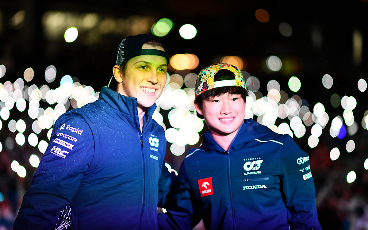イベント初日のフリー走行を経てファンステージに立つスクーデリア・アルファタウリの角田裕毅とリアム・ローソン、2023年9月22日(金) F1日本GP（鈴鹿サーキット）