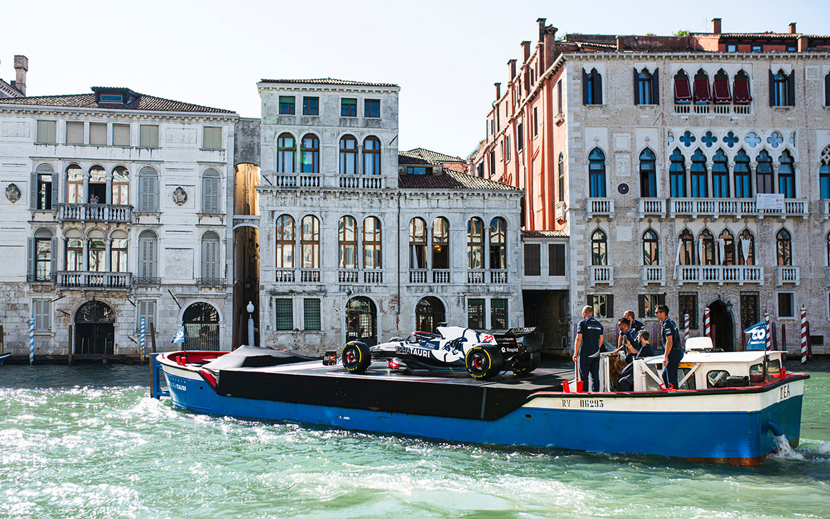 スクーデリア・アルファタウリのドキュメンタリー映画「Whatever it Takes」のワールドプレミアに合わせてバージ船に乗せられカナル・グランデを航行するAT03、2023年9月6日イタリア・ベネチア