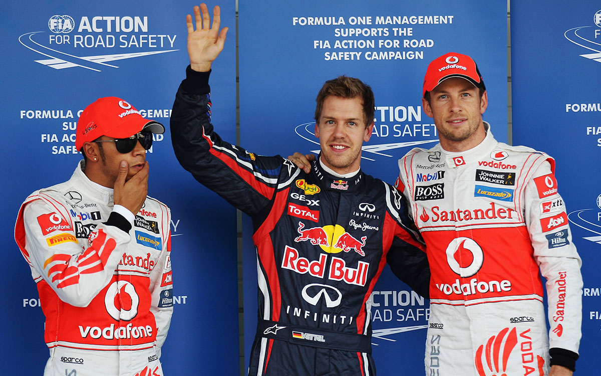 予選3位のルイス・ハミルトン（マクラーレン）とポールシッターのセバスチャン・ベッテル（レッドブル・レーシング）、2位のジェンソン・バトン（マクラーレン）、2011年10月8日(土) F1日本GP予選（鈴鹿サーキット）