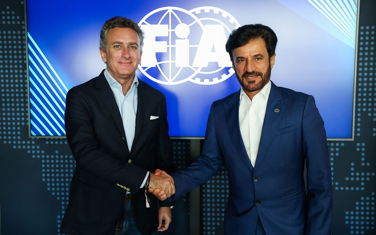 エクストリームEの創設者兼CEOのアレハンドロ・アガグと国際自動車連盟（FIA）のモハメド・ベン・スレイエム会長、水素オフロードレース世界選手権「エクストリームH」の創設に向けた覚書署名の場で